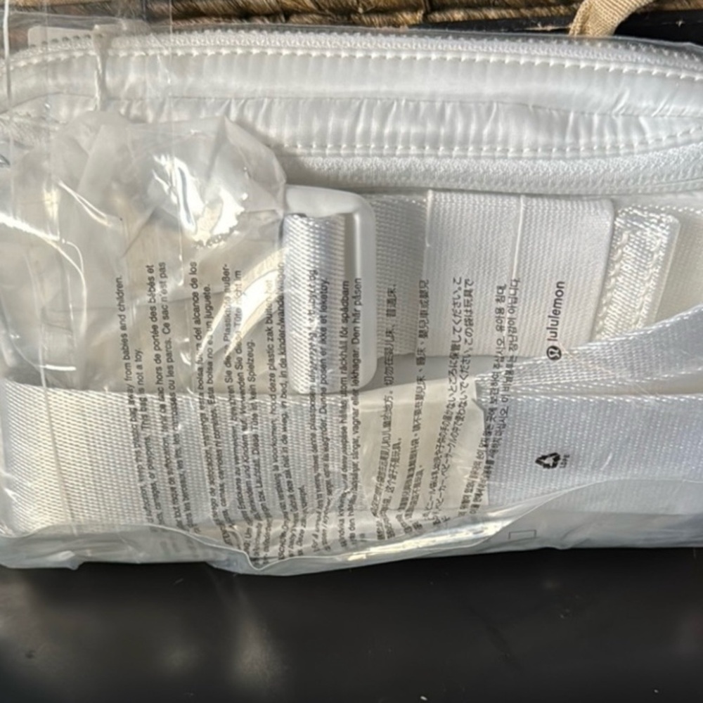 Lululemon Athletica White Quilted Bag ✨CROSSBODY BAG ✨ - Picture 2 of 7